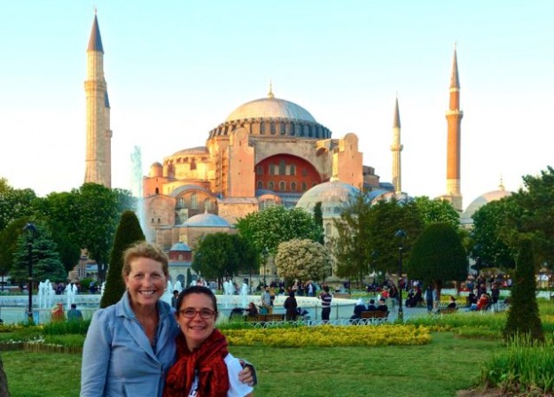 DSC02380 two people in front of the Hagia Sophia