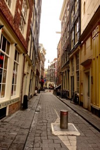Narrow streets lacking a plumb line   